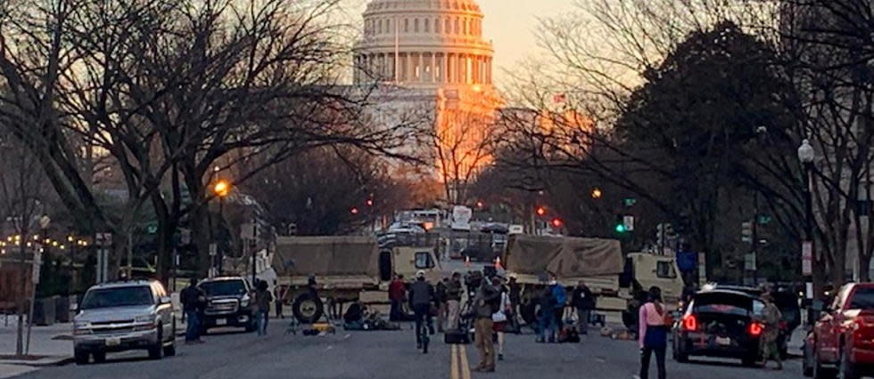 Tous les accès au Capitole sont barrés par des militaires.
