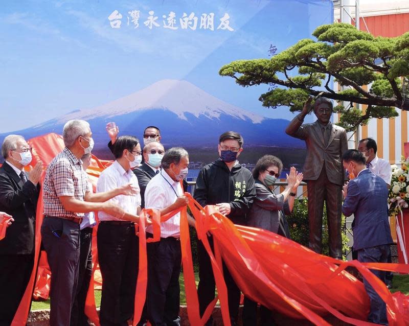 安倍晉三銅像在高雄紅毛港保安堂正式揭幕。（翻攝自陳菊臉書）