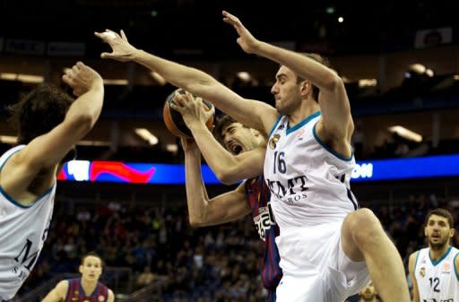 El Real Madrid, el equipo con más títulos europeos en su palmarés (8), buscará elevar a nueve su récord, este domingo en Londres en la final de la Euroliga de básquetbol, donde se enfrentará al Olympiakos griego, defensor del título. (AFP | Adrian Dennis)