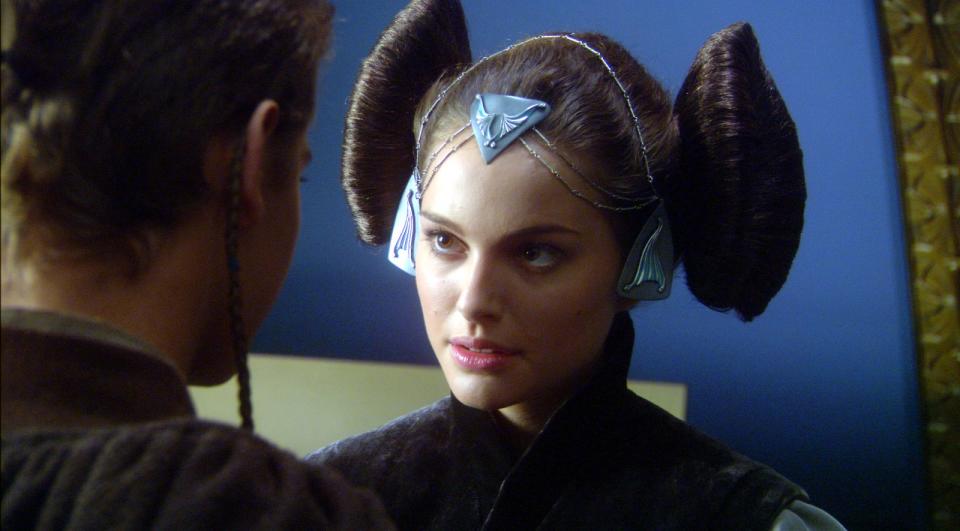 Auch "Star Wars"-Erfinder George Lucas war von ihren früheren Performances beeindruckt: Im Casting für die Rolle der Königin Amidala setzte sich Natalie Portman gegen 200 Mitbewerberinnen durch. "Ich suchte jemanden, der jung und stark war, so wie damals Leia. Natalie verkörperte all das und mehr", sagte Lucas über seine Wahl. (Bild: ProSieben / Lucasfilm Ltd. & TM.)