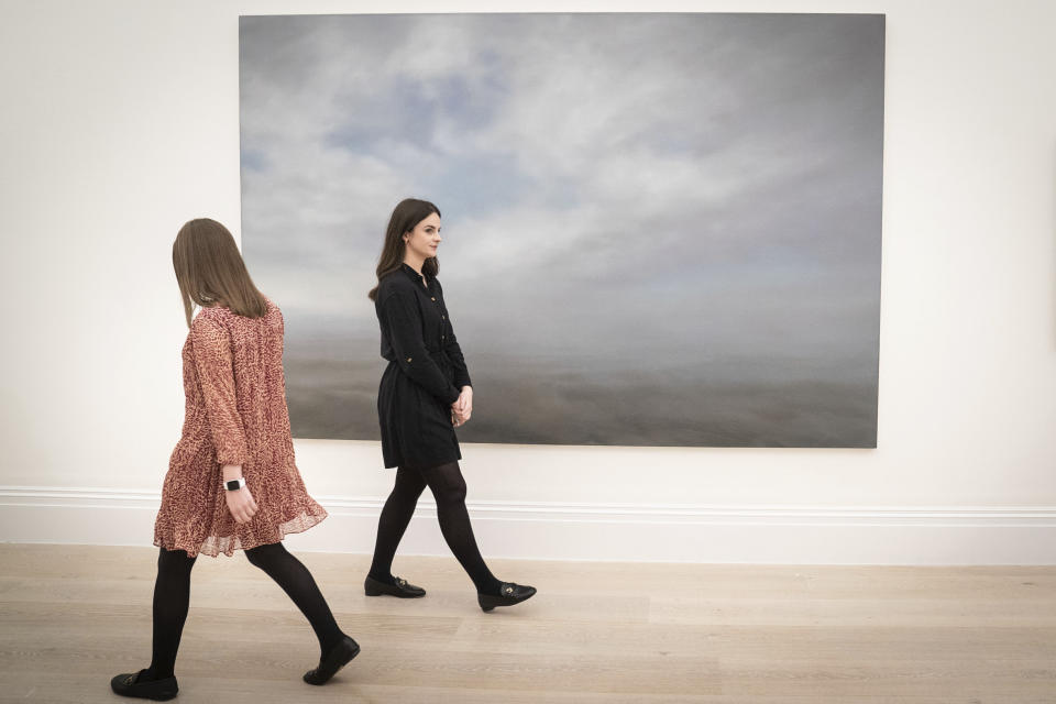 Personal de galería camina frente a una pintura de Gerhard Richter titulada “Seascape” durante una sesión para las obras de la Colección Macklowe, que serán subastadas en Nueva York, en la casa de subastas Sotheby's de Londres el viernes 18 de febrero de 2022. Obras de arte de Pablo Picasso, Mark Rothko, Andy Warhol y otros maestros modernos serán subastadas el 16 de mayo en Nueva York. Eran parte de la colección del desarrollador de propiedades Harry Macklowe y su esposa Linda, quienes la crearon a lo largo de 40 años y se separaron en 2016. Un juez ordenó que la colección fuera vendida como parte del acuerdo de divorcio. Las piezas están valuadas en cientos de millones de dólares. (Stefan Rousseau/PA via AP)