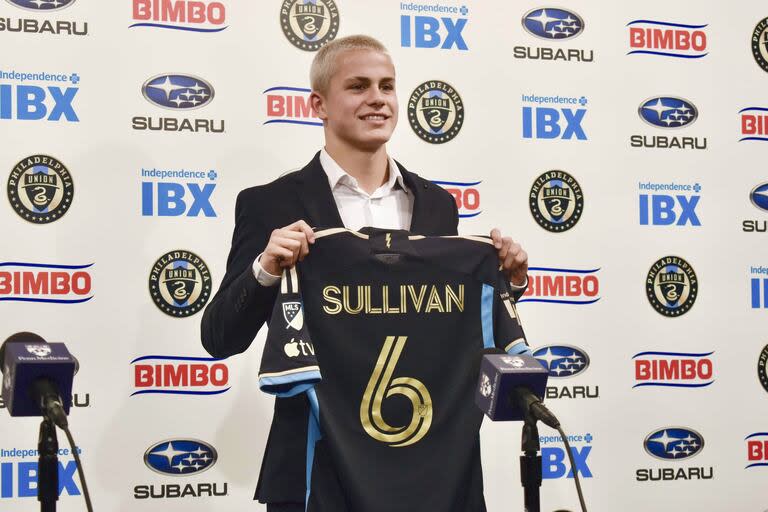 Cavan Sullivan posa con la camiseta de Union Philadelphia en mayo de este año, cuando firmó su contrato a los 14 años