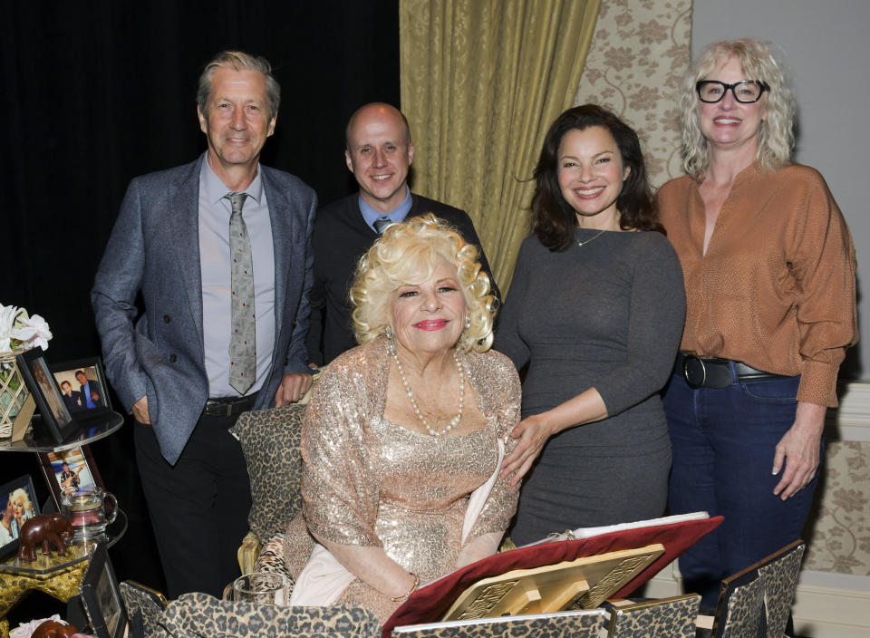 So sieht der Nanny-Cast heute aus: Charles Shaughnessy, Benjamin Salisbury, Renée Taylor, Fran Drescher und Lauren Lane. (Bild: Getty Images)