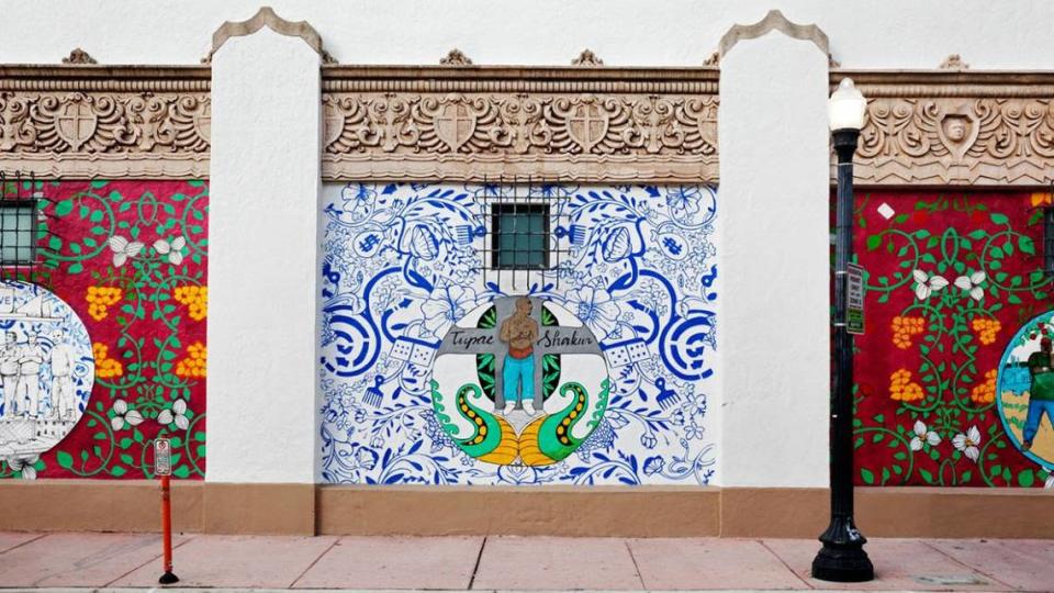Murales “Street Shrines”, de Roberto Lugo, en el Museo The Wolfsonian–FIU en Miami Beach.