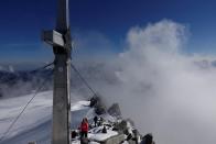 Desde el refugio se puede llegar después a la cima de Sasso Nero (en la imagen) y de otras montañas cercanas. Eso sí, la ascensión está únicamente recomendada para excursionistas expertos y se recomienda utilizar equipo glacial para protegerse del frío. (Foto: <a href="http://www.schwarzensteinhuette.com/de/" rel="nofollow noopener" target="_blank" data-ylk="slk:Schwarzensteinhuette;elm:context_link;itc:0;sec:content-canvas" class="link ">Schwarzensteinhuette</a>).