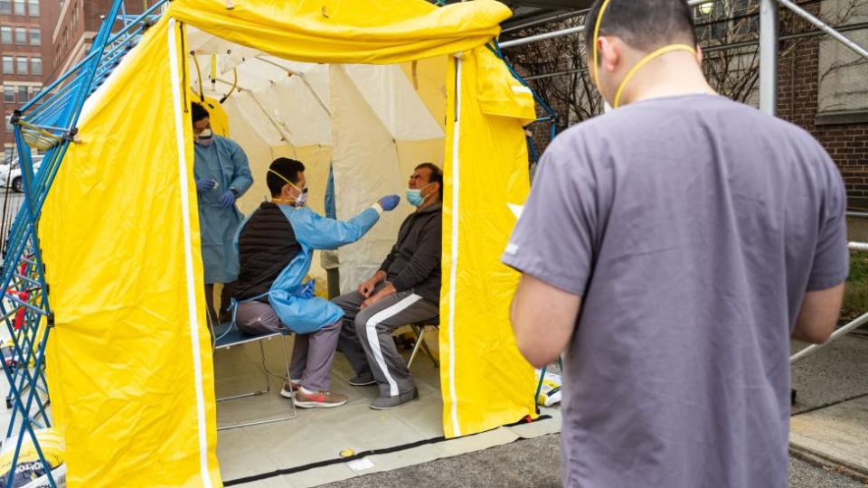 Posible enfermo de covid-19 examinado en una tienda de campaña