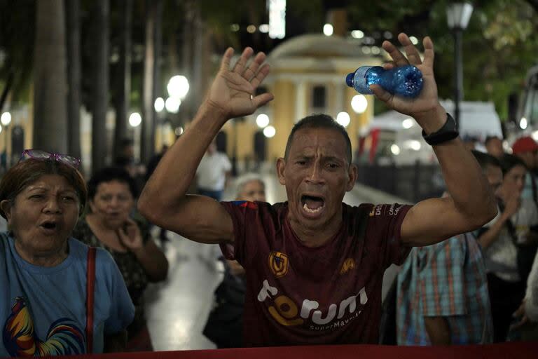 Un seguidor de Maduro canta consignas a favor del chavismo en la Plaza Bolívar de Caracas