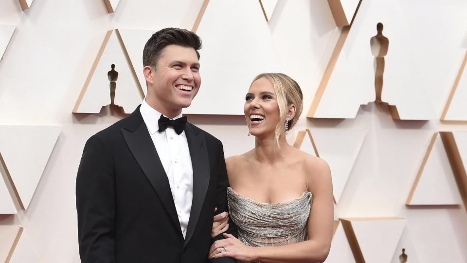 Colin Jost (l) und Scarlett Johansson bei der Oscar-Verleihung 2020.