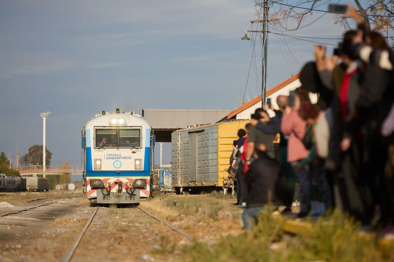 La formación del ferrocarril San Martín recorre unos 1000 kilómetros, entre Retiro y Palmira, a unos 50 kilómetros por hora