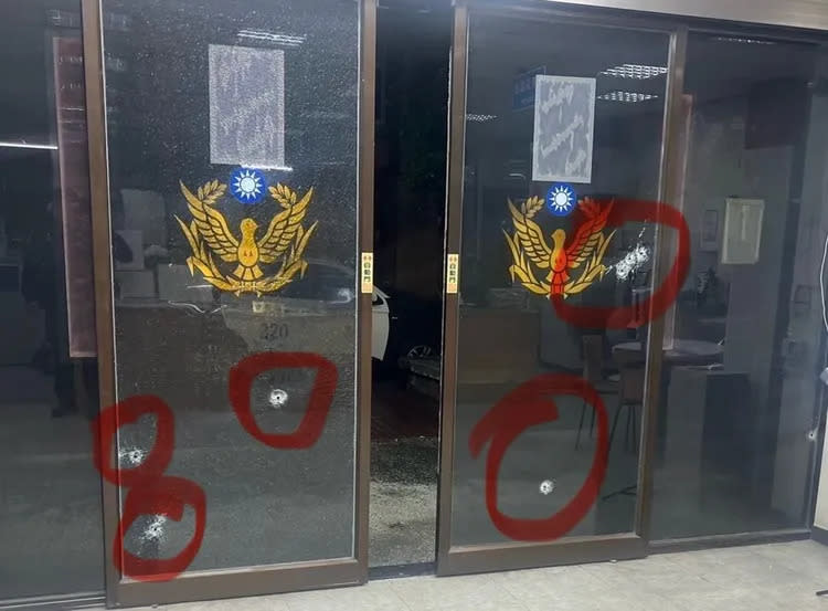 景福派出所玻璃門遭楊嫌槍擊，彈痕清晰可見。翻攝自論壇PTT