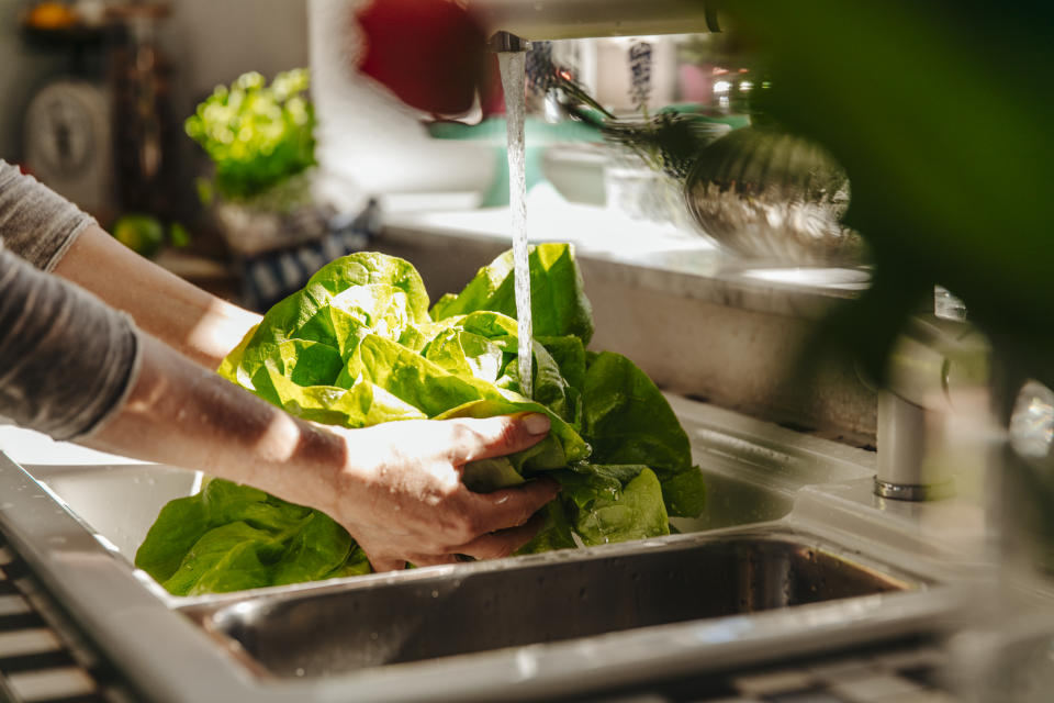 有網友抱怨，家人喜歡把蔬菜直接浸泡在水槽中清洗，讓原PO坦言無法理解。（示意圖／Getty Images）