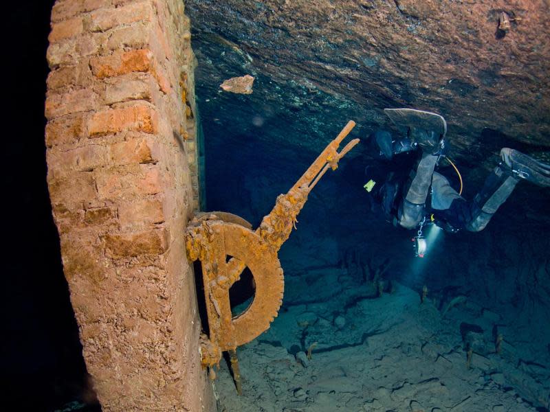 Altes Mauerwerk statt Korallen: Tauchen im Bergwerk ist eine ganz eigene Unterwassererfahrung. Foto: Der Trevpunkt/ Patrick Döhler