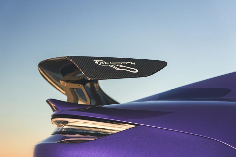 配備 Weissach 套件的Taycan Turbo GT搭載帶有車身固定的高亮澤碳纖固定式尾翼和尾翼支架。(圖片提供：Porsche Taiwan)