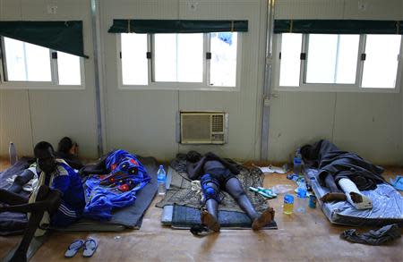 Displaced men recuperate from their injuries as they rest on the floor at a United Nations hospital in Tomping camp, where some 15,000 displaced people who fled their homes are sheltered by the UN, near South Sudan's capital Juba January 7, 2014. REUTERS/James Akena