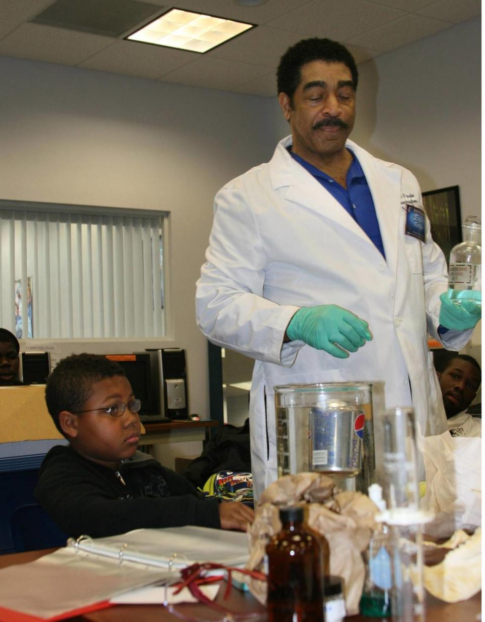 02/10/10– HELEN BERGGREN/FOR THE MIAMI HERALD – – Returning to his hometown in Opa-locka, Evan Forde tells Youth Coop students how he came from humble beginnings and became a National Oceanic and Atmospheric Administration (NOAA) oceanographer. Forde grabs the attention of Khair Tavernier, 9, when he uses cans of diet and regular soda to demonstrate the properties of density.