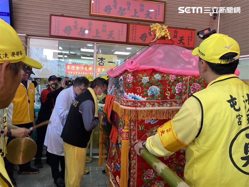 白沙屯媽祖的鑾轎不停碰撞藥局玻璃，原來是媽祖婆有所指示。（圖／童綜合醫院提供）