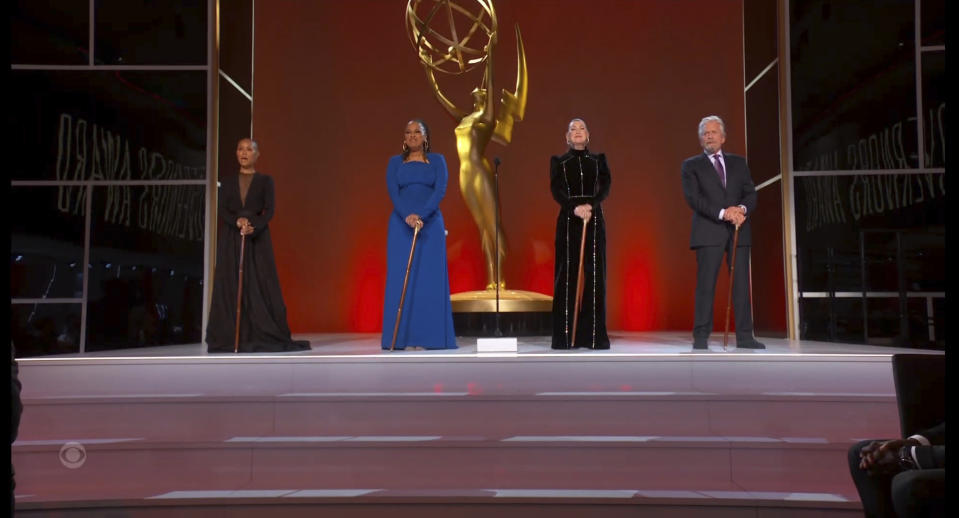 En esta imagen de video emitida por la Academia de la Televisión, Jada Pinkett Smith, Ellen Pompeo, Ava DuVernay y Michael Douglas, de izquierda a derecha, presentan el premio de los gobernadores para Debbie Allen durante la ceremonia de los premios Emmy, el domingo 19 de septiembre de 2021 en Los Angeles. (Television Academy via AP)