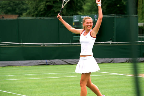 <p>Contrairement à ce que le titre semble indiquer, “La plus belle victoire” ne fait pas référence à un match mais au coeur d’un tennisman anglais sur le déclin qui, alors qu’il jouera son dernier Wimbledon, succombera au charme d’une jeune sportive américaine venue quant à elle vivre son premier tournoi. Kirsten Dunst n’y changera rien : trop de guimauve tue le game !<br> Copyright : Mars films </p>