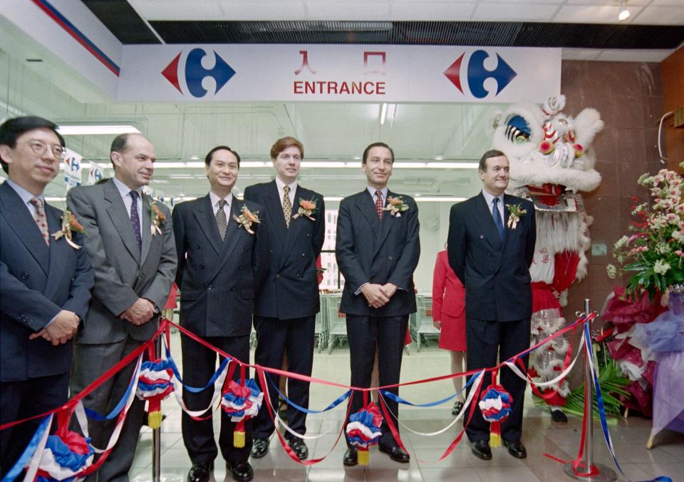 家樂福1996年杏花邨分店開幕情況，可惜受到百佳、惠康低價夾擊，最後撤出香港。 (Peter PARKS / AFP)