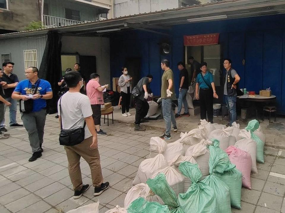 地下製菸廠環境髒污，使用農業菸絲下腳肥料低劣、受潮且調味香精化料成分不明。（圖：保三總隊第一大隊提供）