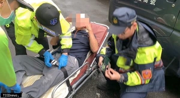 一名高齡老翁雨天摔傷並癱軟在街頭，警方據報到場協助送醫。︵記者趙智偉翻攝︶