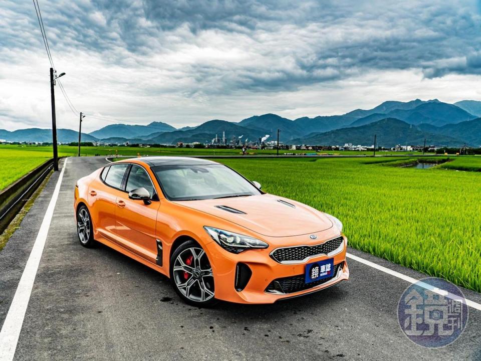  2020年式的Stinger 3.3 GT AWD所採用的全新車色「絢光橘」，讓原本就極度搶眼的Stinger GT更為閃耀，開在路上無時無刻都有路人對她行注目禮。