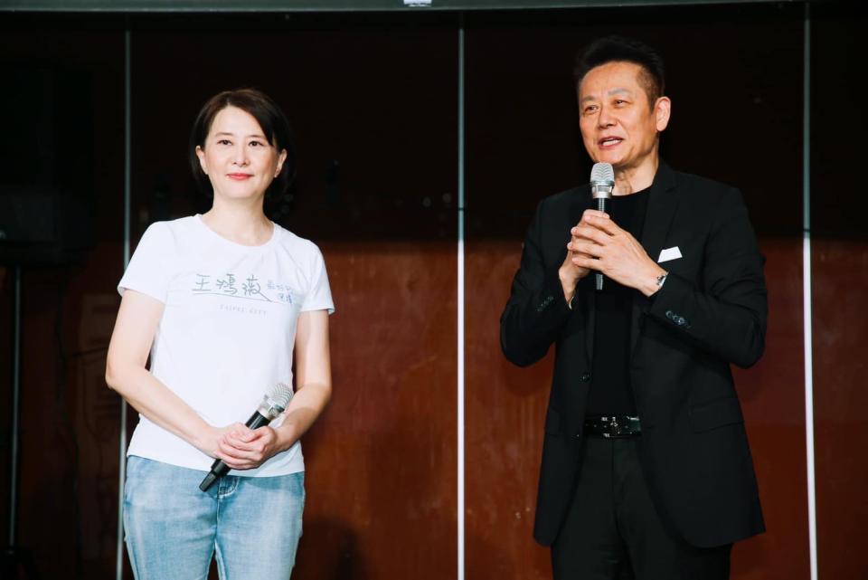 王鴻薇說全場最大驚喜是藝人「乃哥」徐乃麟(右)到場支持。   圖：翻攝自王鴻薇臉書