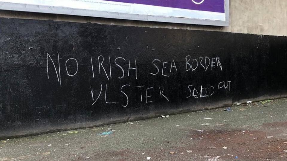 Pintada contra la frontera del mar de Irlanda