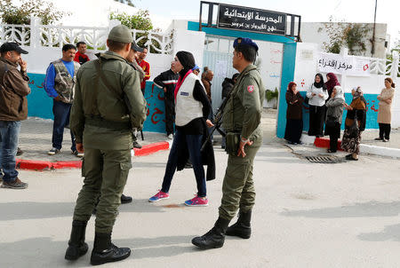 Soldiers and police stand guard at a polling station during the municipal elections in Tunis, Tunisia, May 6, 2018. REUTERS/Zoubeir Souissi