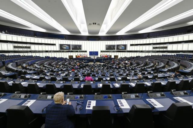 Die geplante Wiedereinführung einer Sperrklausel für Europawahlen stößt bei der Linkspartei sowie der Satirepartei "Die Partei" auf Kritik. Hintergrund ist eine neue EU-Vorgabe, über die der Bundestag erstmals berät.