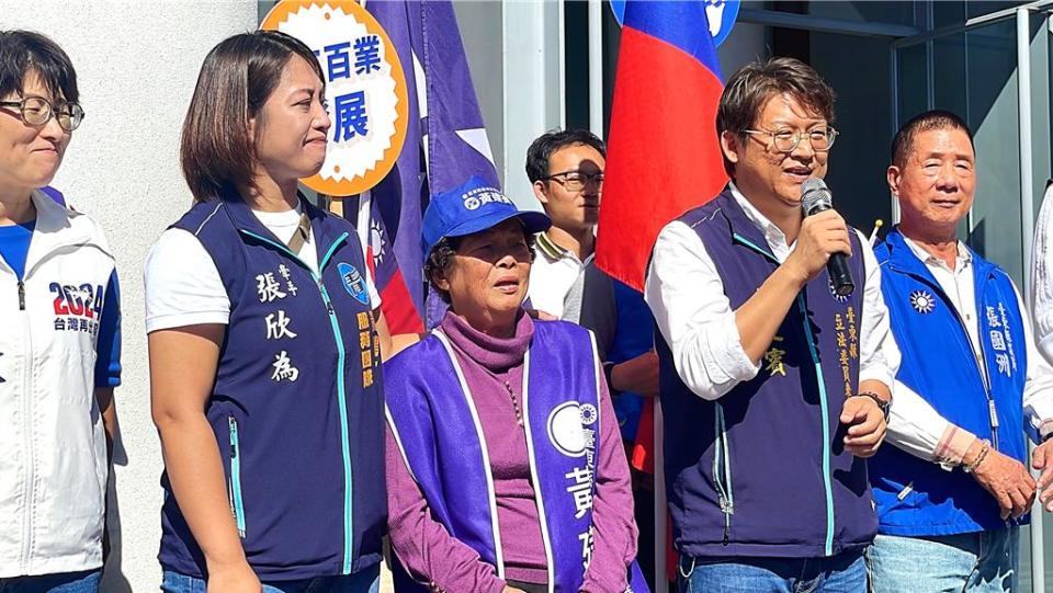 國民黨提名台東區域立委參選人黃建賓（右二）有感民進黨執政下，資源分配大小眼，台東縣政府孤軍奮戰，亟需1位真正能幫台東發聲的立委。（蕭嘉蕙攝）