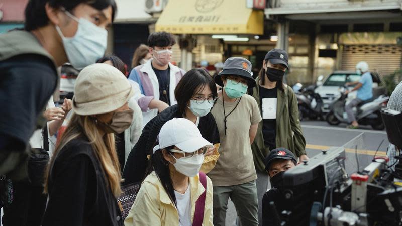 監製林昱伶（左四）探班編導鄭芬芬（左三），透過螢幕觀看演員表演。（大慕影藝、華映娛樂提供）