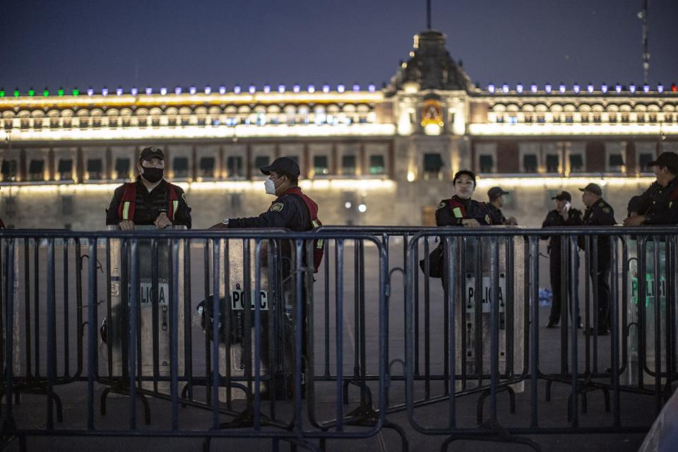 Aspectos del campamento instalado en el Zócalo de la capital mexicana por un grupo que pide la renuncia del presidente Andrés Manuel López Obrador (Frente Nacional Anti-AMLO, FRENAAA).  |   Foto: Carlo Echegoyen / Animal Político 