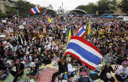 Anti-government protesters gather to demonstrate against the government-backed amnesty bill at the Democracy monument in central Bangkok November 24, 2013. REUTERS/Chaiwat Subprasom