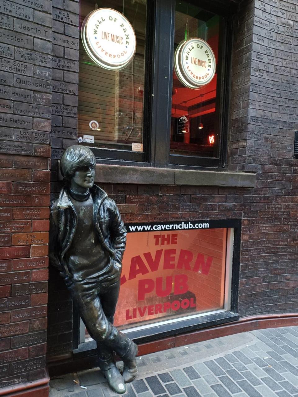 La discoteca Cavern Club, lugar de nacimiento de los Beatles, es una discoteca situada en el número 10 de Mathew Street, en Liverpool, Inglaterra.