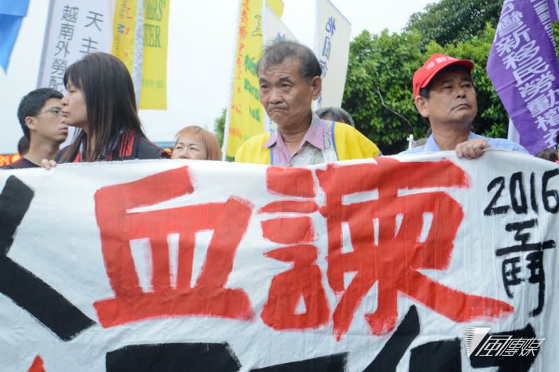 20160828-執政百日 工人血諫拒砍七天假！勞團血書上諫 抗議政府親資。（翁俊翹攝）