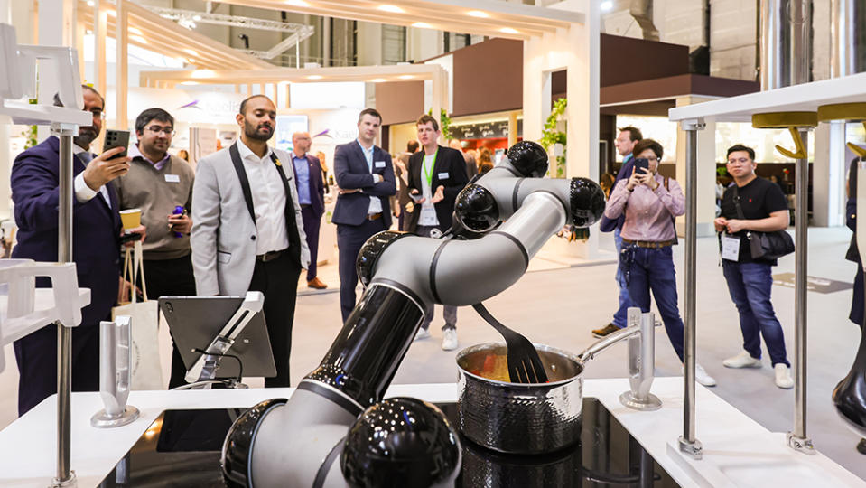 Dnata and Moley's Robotic Chef