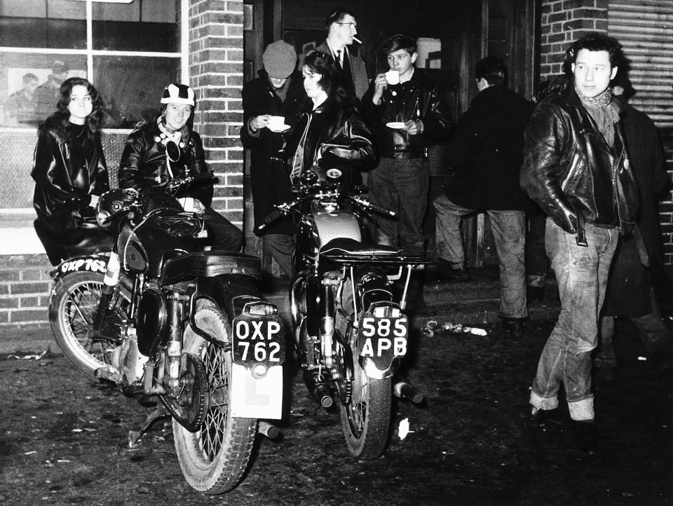 倫敦Ace Cafe是這種復古電單車的發源地，亦是年輕人反叛的象徵，圖為1961年的情況。 (Cyril Maitland/Daily Mirror/Mirrorpix via Getty Images)