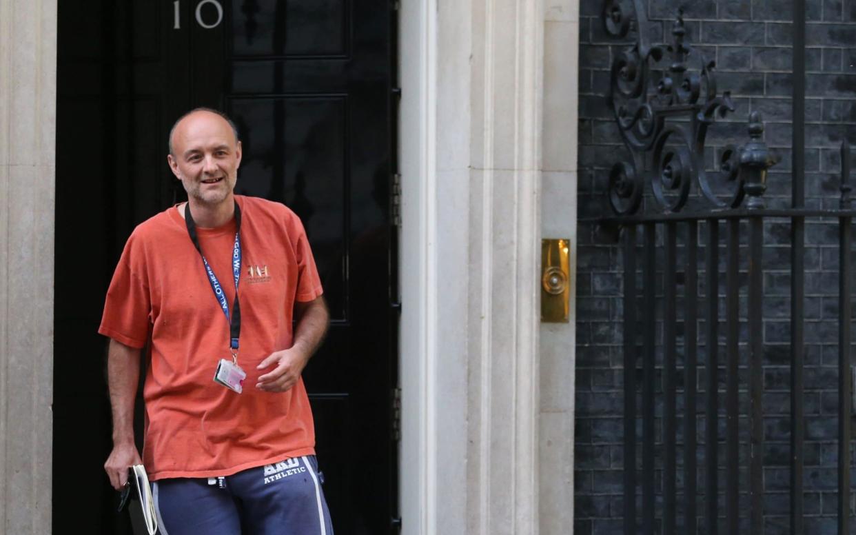 Dominic Cummings leaves Downing Street shortly after listening to Boris Johnson defend his "integrity"  - ISABEL INFANTES /AFP