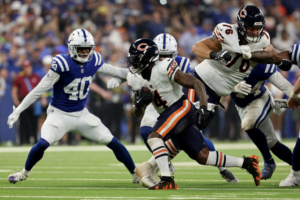 INDIANAPOLIS, INDIANA - SEPTEMBER 22: D'Andre Swift #4 of the Chicago Bears carries the ball against the Indianapolis Colts during the first half at Lucas Oil Stadium on September 22, 2024 in Indianapolis, Indiana. (Photo by Michael Hickey/Getty Images)