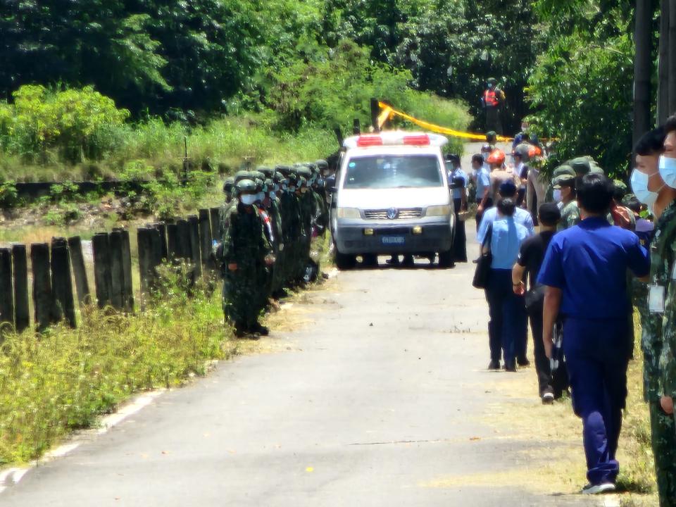 空軍官校1架AT-3教練機今天上午墜毀，少尉學官徐大鈞殉職，軍方將遺體抬上救護車，送往國軍高雄總醫院岡山分院殯儀館。（中央社）