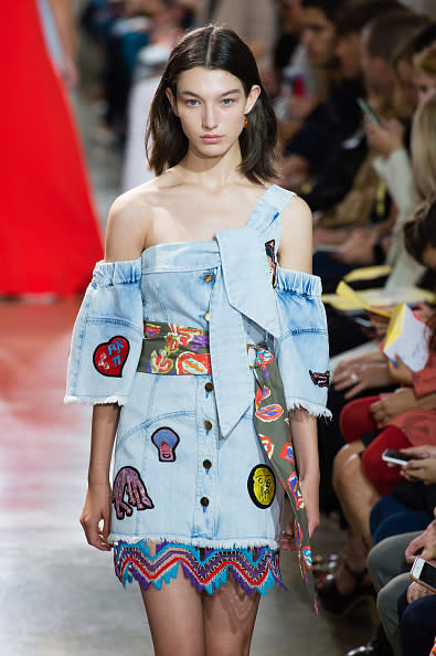 La mezclilla sigue vigente. Este vestido de denim y parches de la firma Peter Pilotto  se ha robado todas las miradas por su particular diseño. Combínalo con unas sandalias bajas de cuero y estás lista para deslumbrar. - Foto: Jeff Spicer/Getty Images