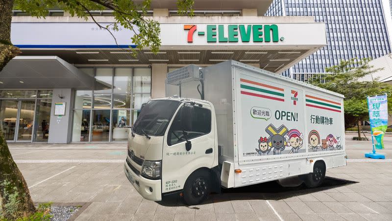 ▲OPEN!行動購物車2.0在跨年夜首度於信義商圈初登場，車廂設計集結OPEN!家族七大角色。（示意圖／業者提供）