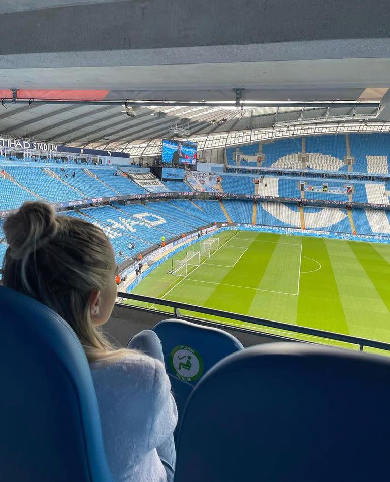 La novia del Kun estuvo en el Etihad Stadium