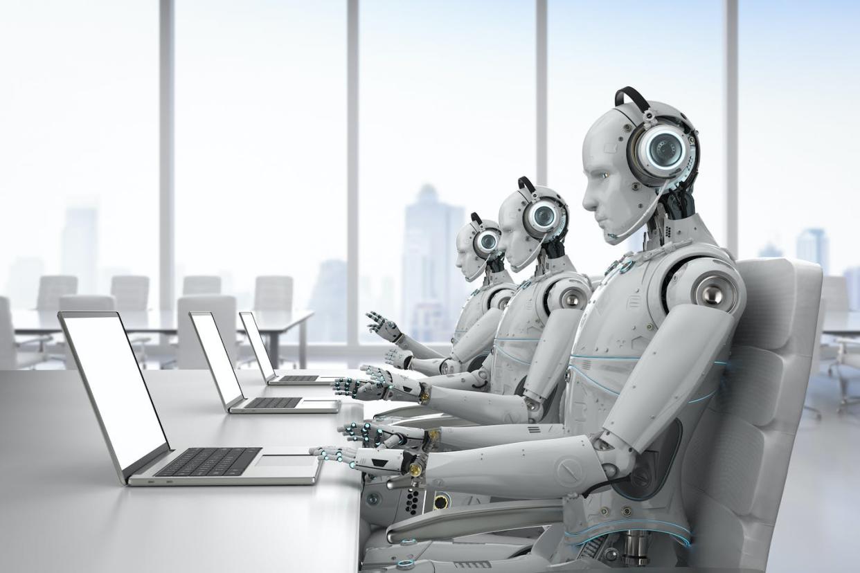 ¿Será la IA tu próxima compañera de trabajo... o tu sustituta? <a href="https://www.gettyimages.com/detail/photo/robot-call-center-royalty-free-image/943557584" rel="nofollow noopener" target="_blank" data-ylk="slk:PhonlamaiPhoto/iStock via Getty Images;elm:context_link;itc:0;sec:content-canvas" class="link ">PhonlamaiPhoto/iStock via Getty Images</a>