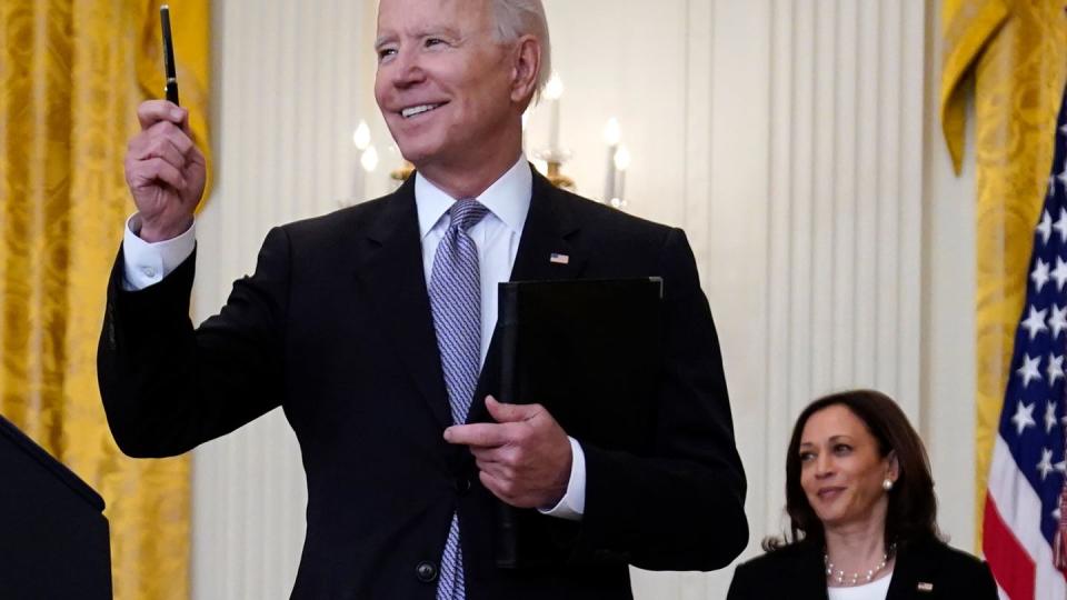 US-Präsident Biden (l) und Vizepräsidentin Harris legen ihre Steuerunterlagen offen.