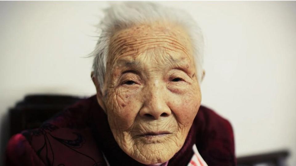Mujer mayor asiática