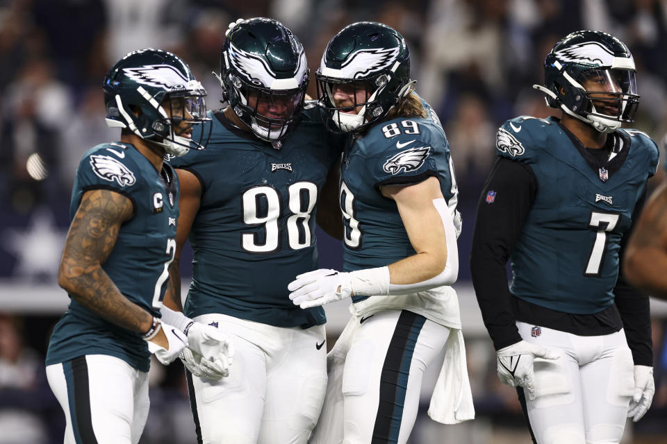 Jalen Carter #98 of the Philadelphia Eagles celebrates with teammates