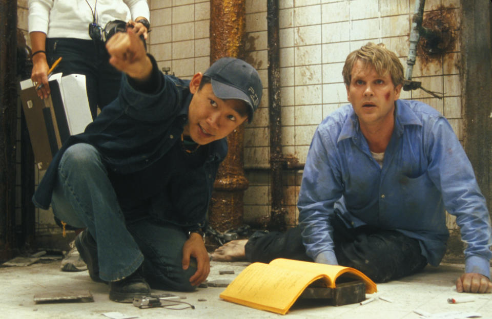 James Wan dirigiendo Saw: El Juego Macabro (Imagen: IMDb)