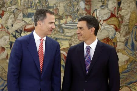 Spain's King Felipe (L) talks with Socialists' leader Pedro Sanchez before their meeting at Zarzuela Palace in Madrid, Spain, July 28, 2016. REUTERS/Angel Diaz/Pool